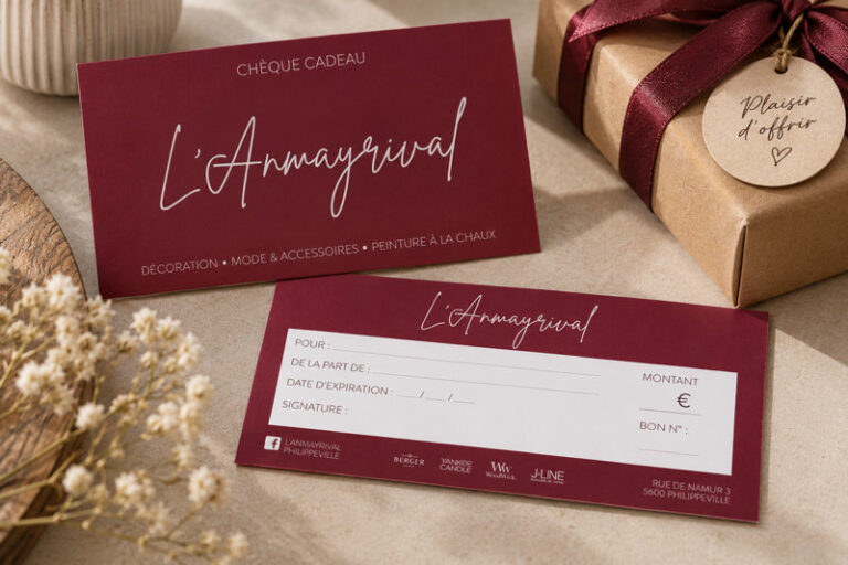 Chèques-cadeaux bordeaux et dorés présentés avec un ruban