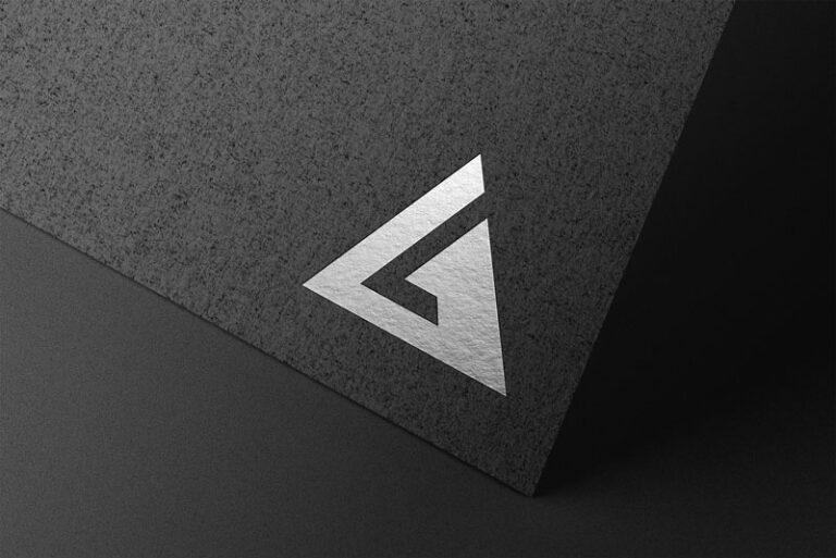 Logo géométrique blanc présenté sur un support noir texturé
