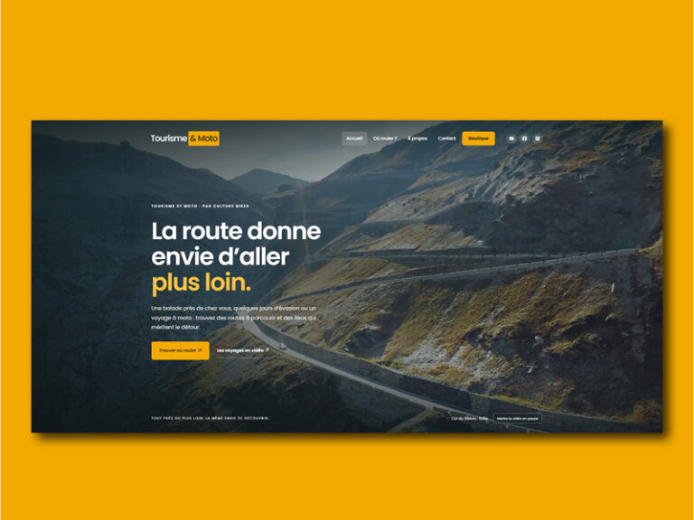 Page d’accueil du site Tourisme & Moto avec paysage de montagne et route sinueuse